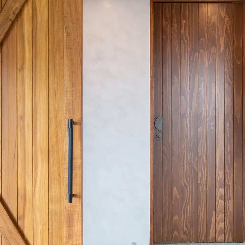 ETW-D_BarnDoor_Blackwood_PivorDoor_AccoyaStained